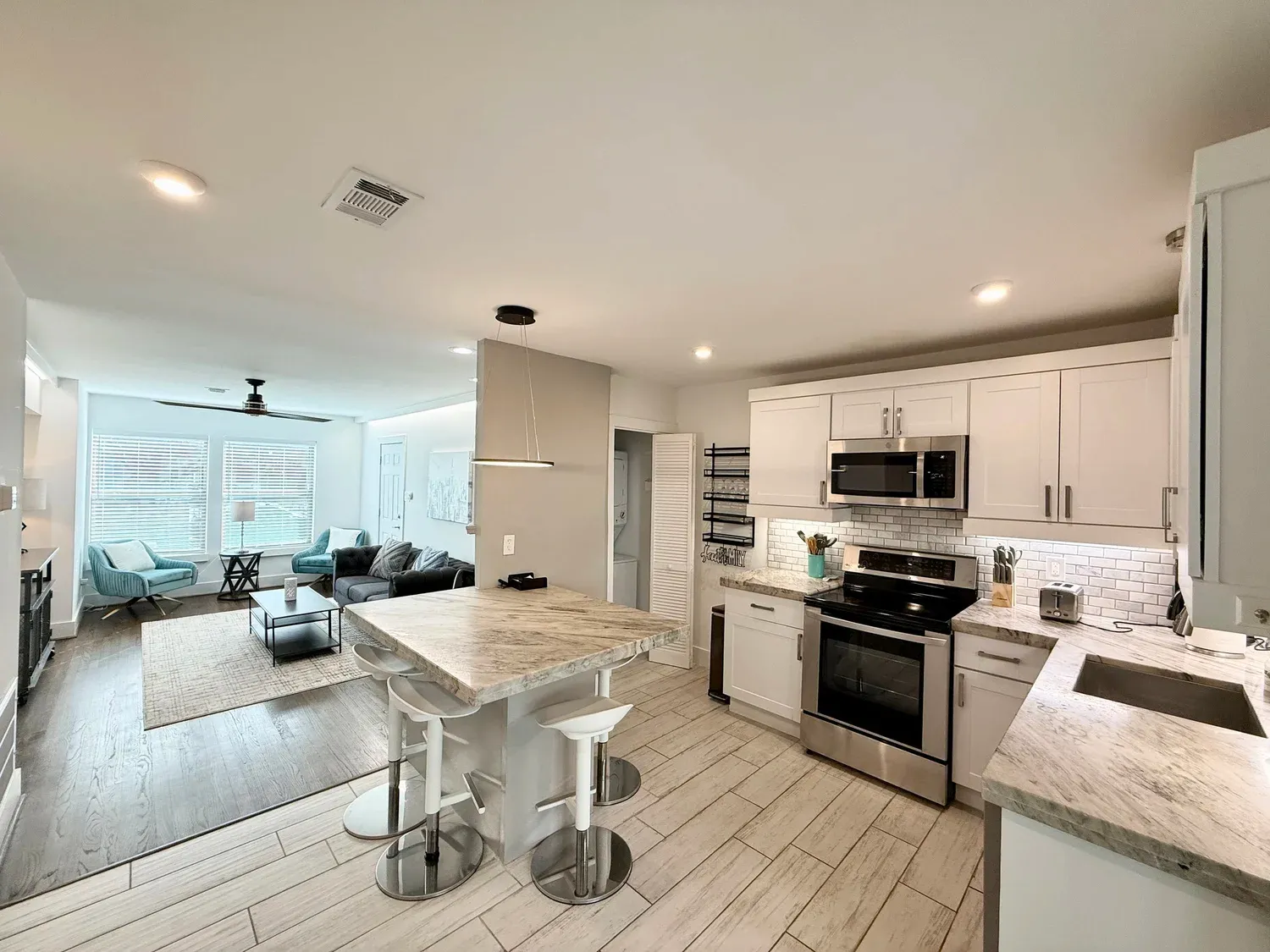 Avondale Retreat kitchen, furnished apartment in Medical Center / Montrose, Houston
