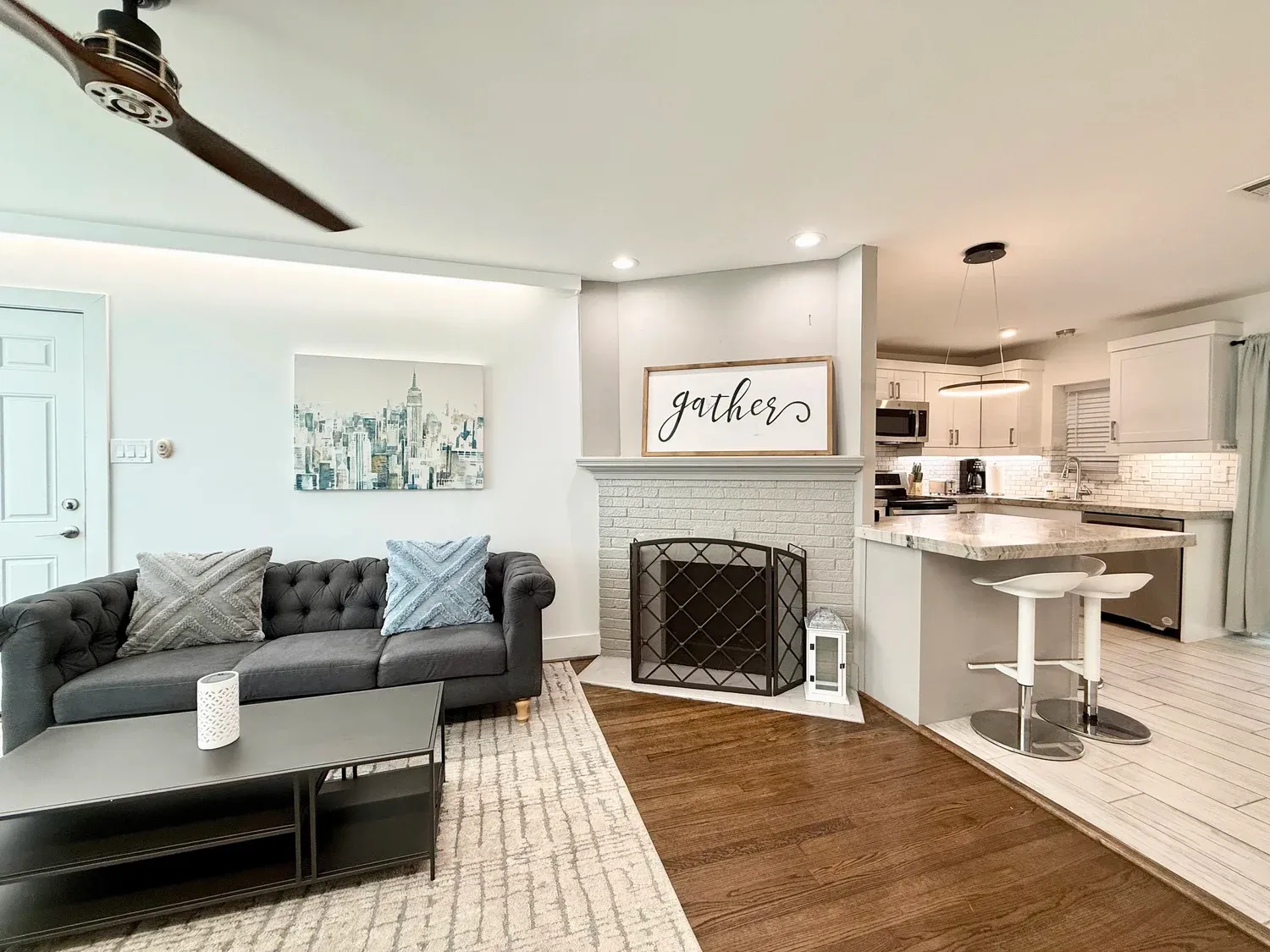 Avondale Retreat living room, furnished apartment in Texas Medical Center / Montrose, Houston — Travel Nurse Housing in Houston TX