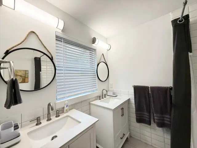 Avondale Retreat primary bathroom, furnished apartment in Texas Medical Center / Montrose, Houston — furnished rentals in Houston