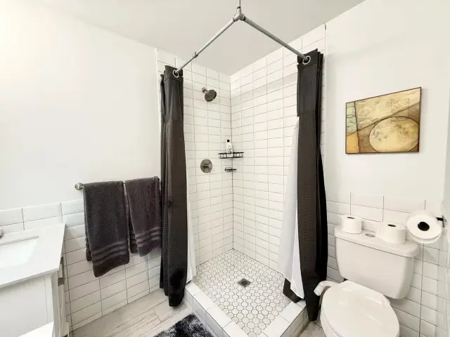 Avondale Retreat primary bathroom, furnished apartment in Texas Medical Center / Montrose, Houston — furnished rentals in Houston