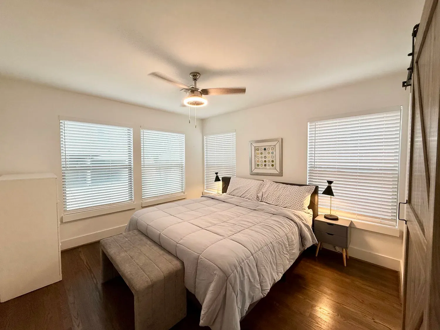 Avondale Retreat primary bedroom, furnished apartment in Texas Medical Center / Montrose, Houston