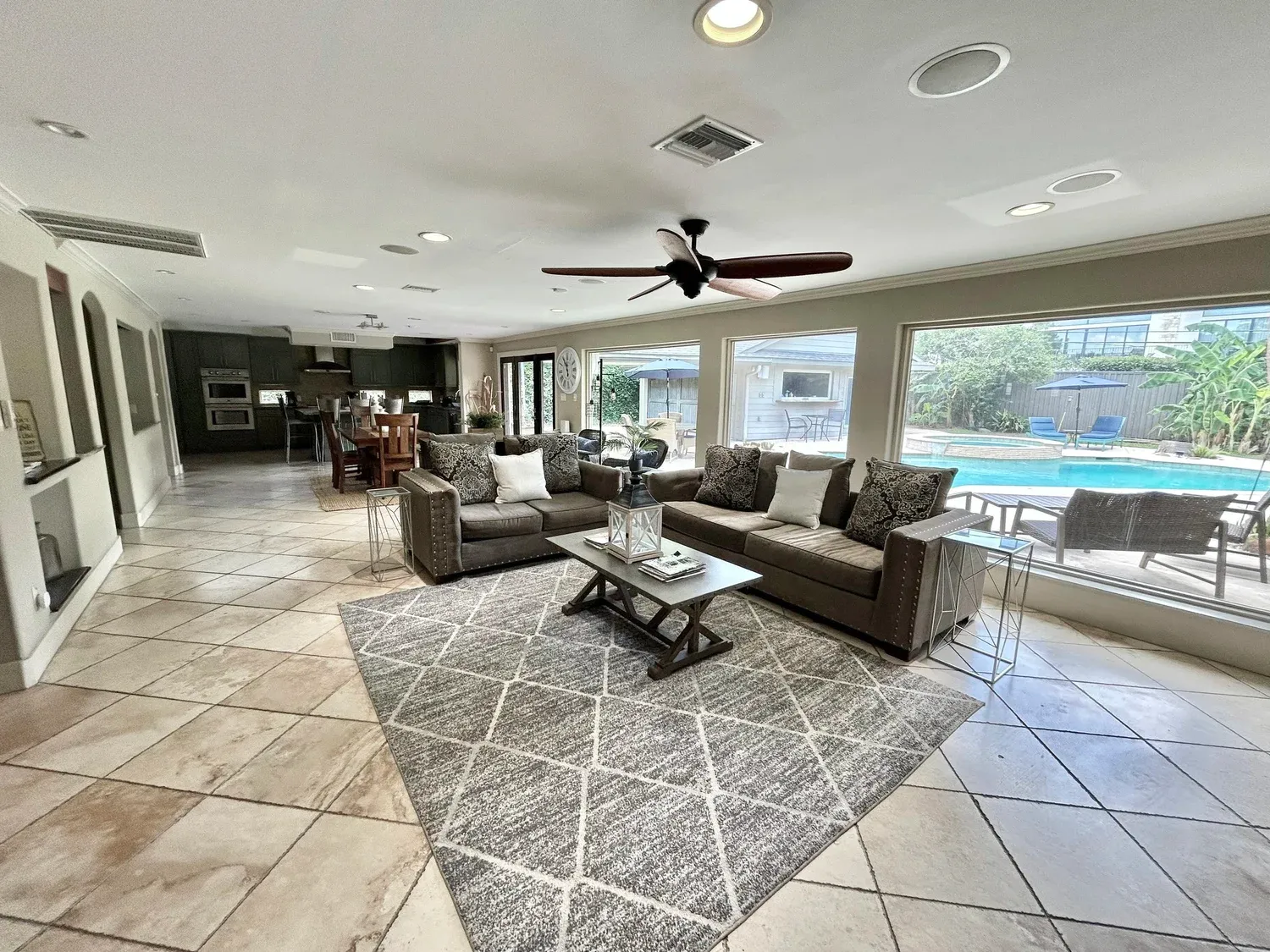 Braes Mansion living room, furnished house in Medical Center / Meyerland, Houston