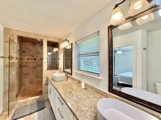 Casa Emilio primary bathroom, furnished house in Texas Medical Center / Meyerland, Houston
