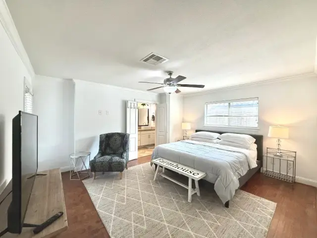Casa Emilio primary bedroom, furnished house in Texas Medical Center / Meyerland, Houston