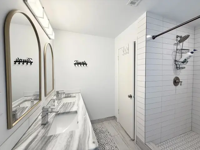Casa Jackie primary bathroom, furnished house in Texas Medical Center / Meyerland, Houston — furnished rentals in Houston