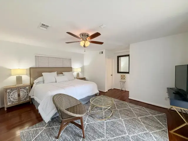 Casa Jackie primary bedroom, furnished house in Texas Medical Center / Meyerland, Houston — furnished rentals in Houston