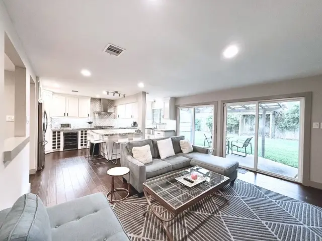 Casa King living room, furnished house in Texas Medical Center / Meyerland, Houston — furnished rentals in Houston