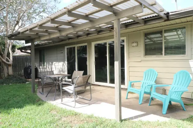 Casa King outdoor living space, furnished house in Texas Medical Center / Meyerland, Houston — furnished rentals in Houston