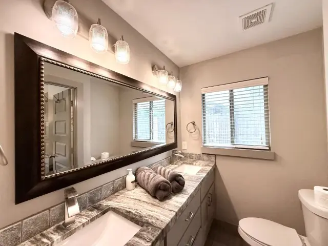 Casa King primary bathroom, furnished house in Texas Medical Center / Meyerland, Houston — furnished rentals in Houston