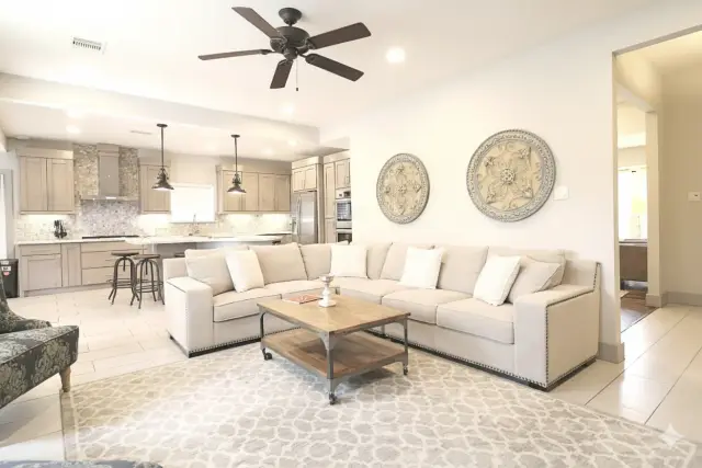 Casa Luna living room, furnished house in Texas Medical Center / Meyerland, Houston