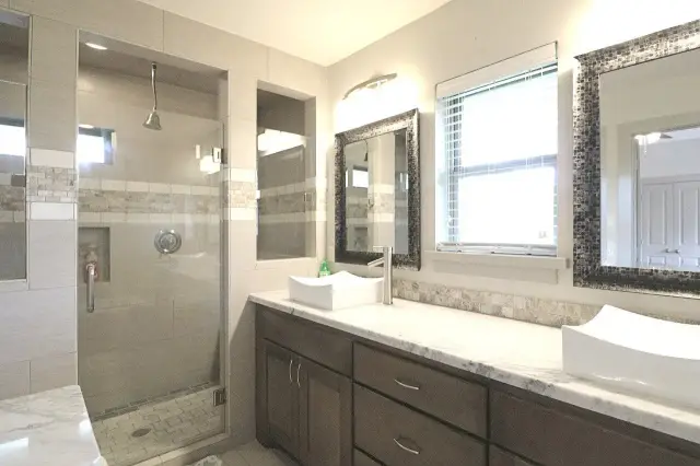 Casa Luna primary bathroom, furnished house in Texas Medical Center / Meyerland, Houston