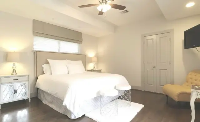 Casa Luna primary bedroom, furnished house in Texas Medical Center / Meyerland, Houston