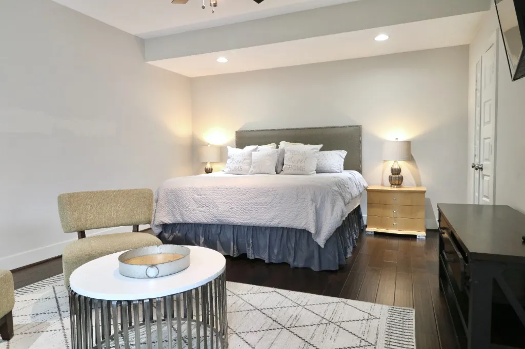 Casa Paise primary bedroom, furnished house in Texas Medical Center / Meyerland, Houston