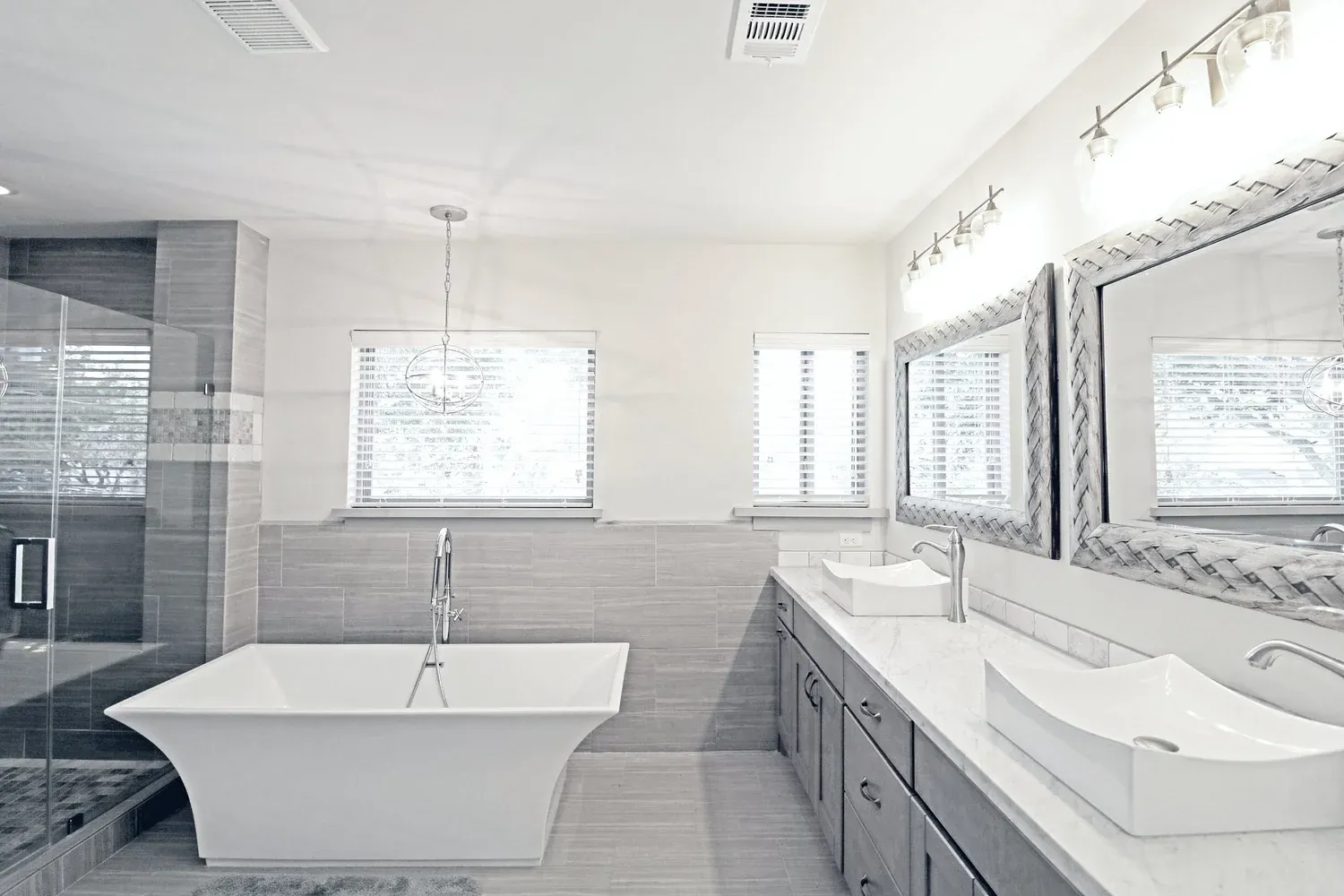 Chateau Gold primary bathroom, furnished house in Texas Medical Center / West University, Houston