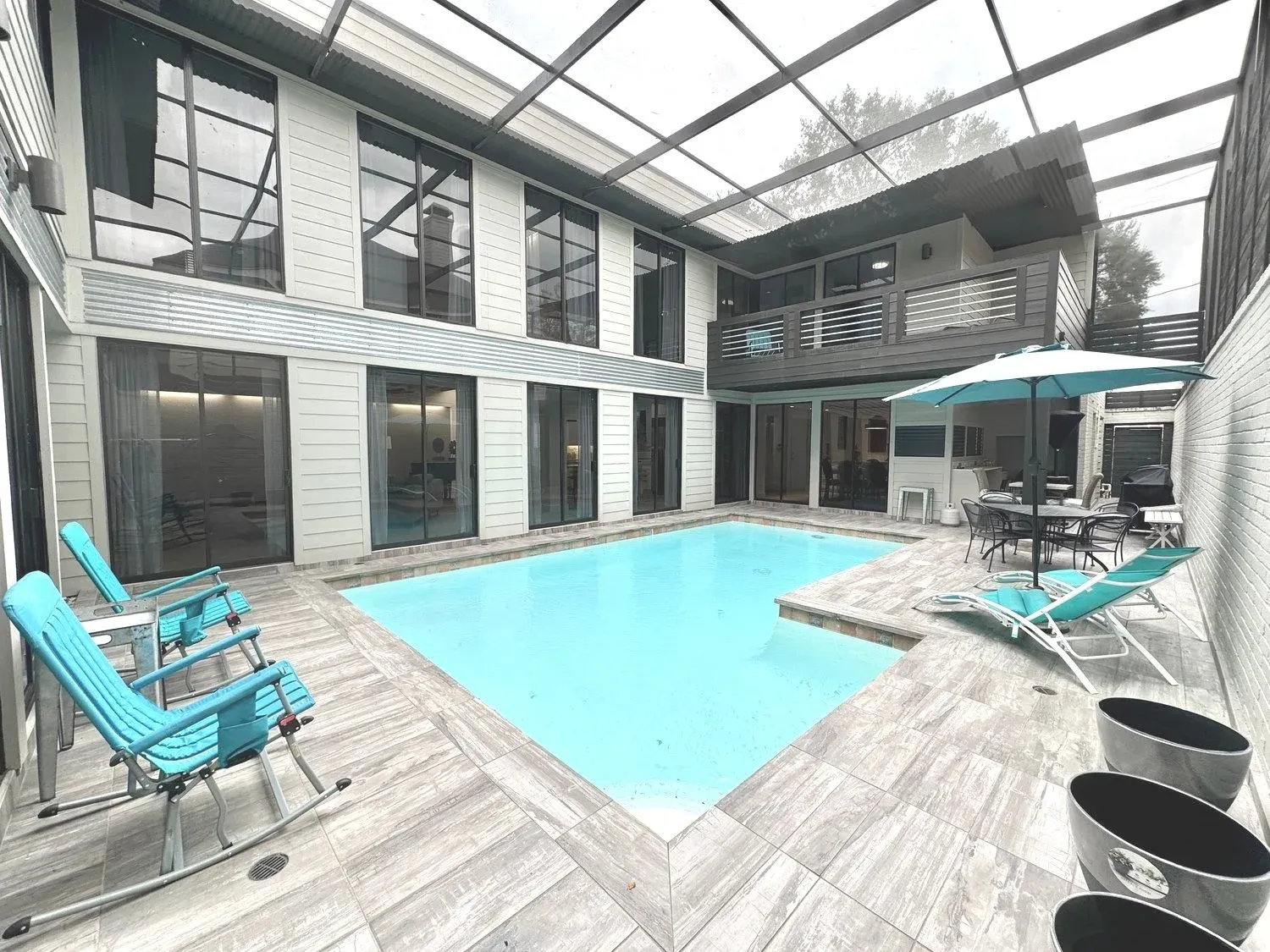 LUXURWAY offers private fully-furnished homes and apartments for rent for Houston corporate housing - business travel and relocations.