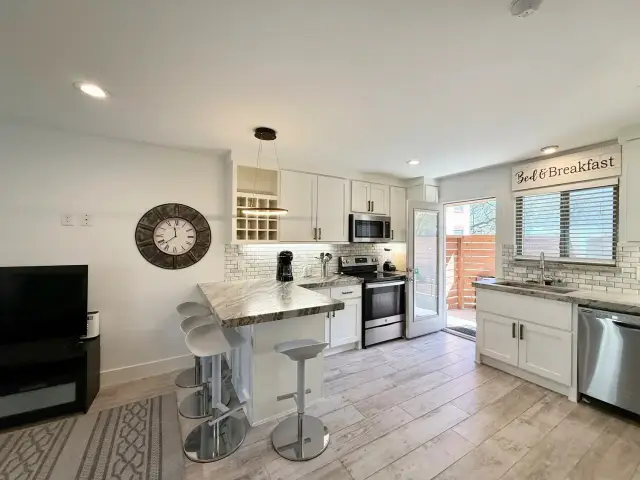 Med Center Retreat kitchen, furnished apartment in Texas Medical Center, Houston — luxury furnished housing in Houston