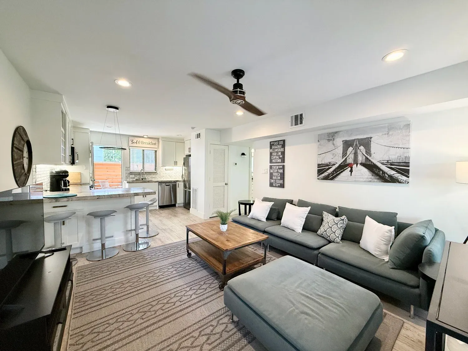Med Center Retreat living room, furnished apartment in Medical Center, Houston