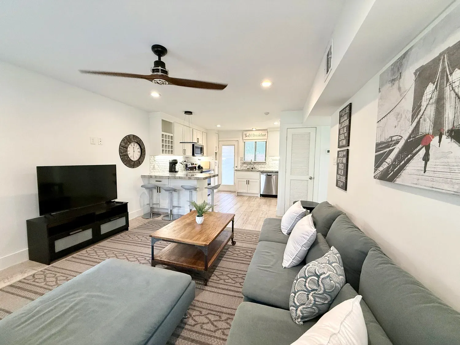 Med Center Retreat living room, furnished apartment in Texas Medical Center, Houston