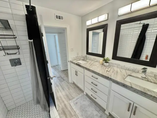 Med Center Retreat primary bathroom, furnished apartment in Texas Medical Center, Houston — luxury furnished housing in Houston