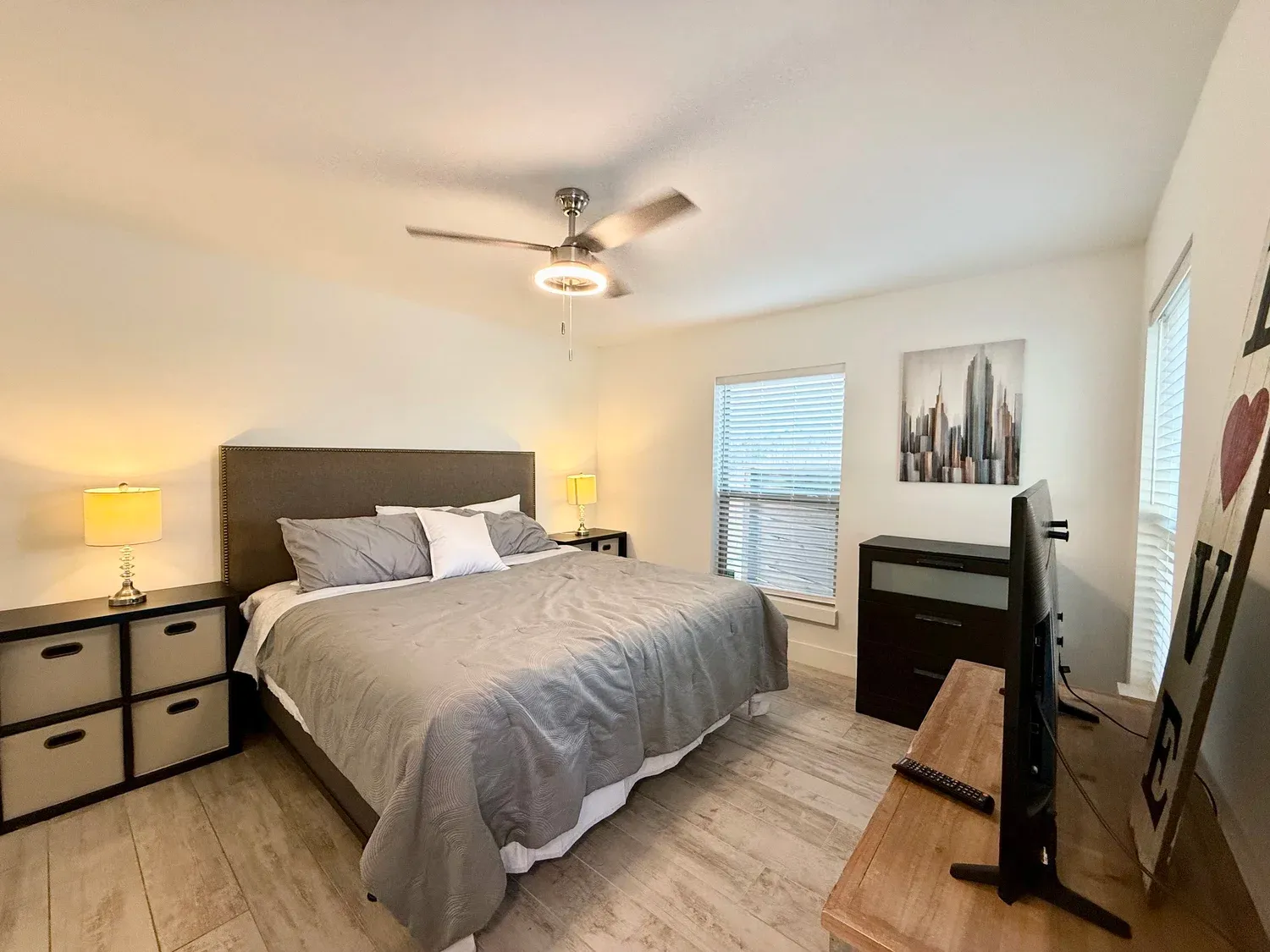 Med Center Retreat primary bedroom, furnished apartment in Texas Medical Center, Houston — Travel Nurse Housing in Houston TX