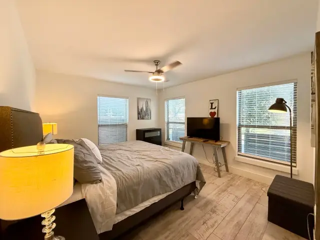 Med Center Retreat primary bedroom, furnished apartment in Texas Medical Center, Houston — luxury furnished housing in Houston