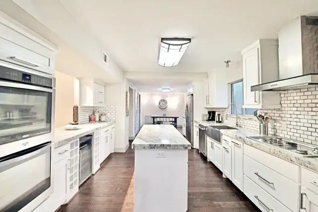 The New Grove kitchen, furnished house in Texas Medical Center / Meyerland, Houston