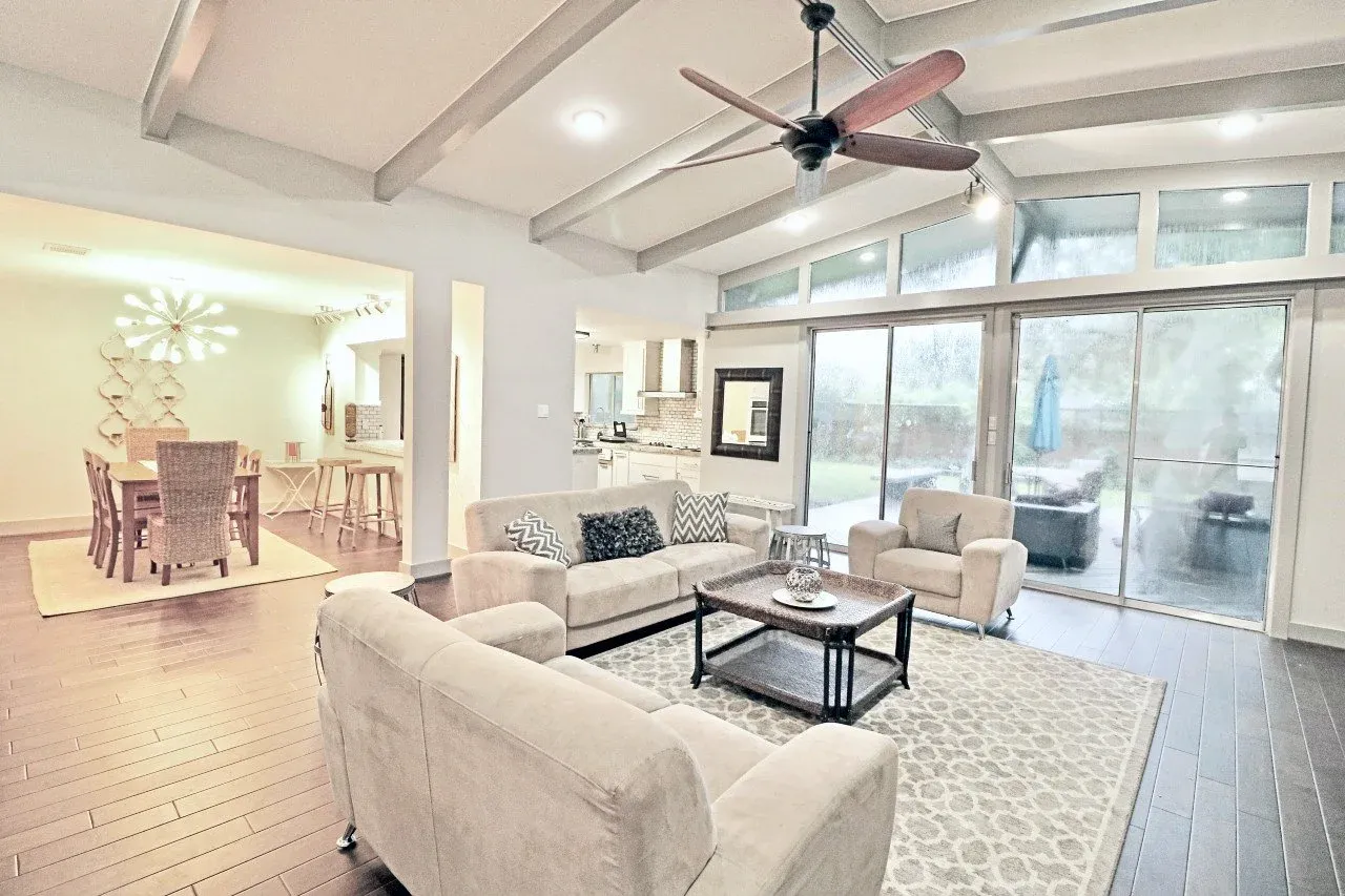 The New Grove living room, furnished house in Medical Center / Meyerland, Houston