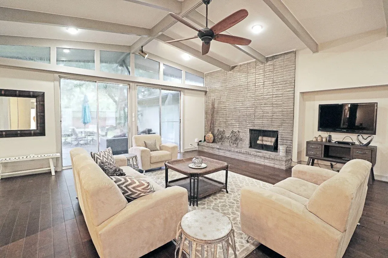 The New Grove living room, furnished house in Texas Medical Center / Meyerland, Houston — MyMDAnderson