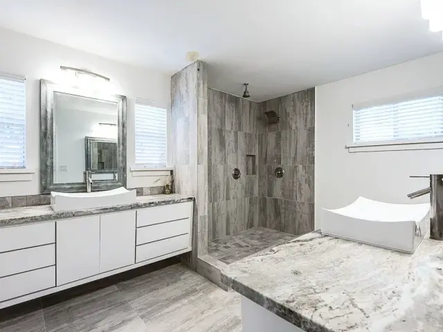 The New Grove primary bathroom, furnished house in Texas Medical Center / Meyerland, Houston