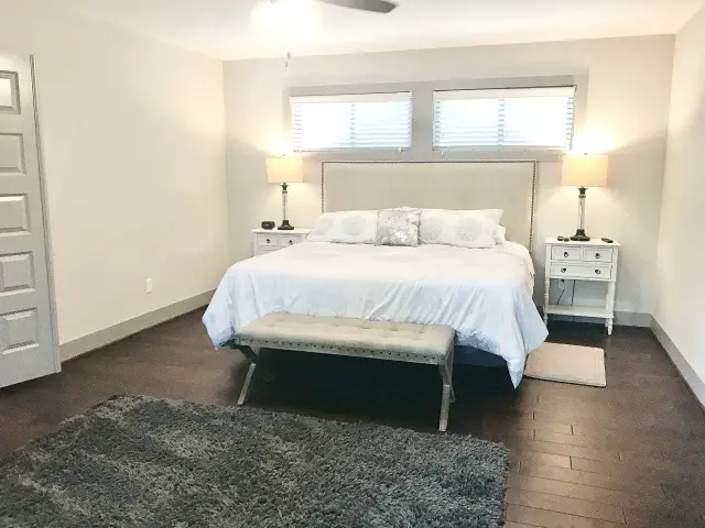 The New Grove primary bedroom, furnished house in Texas Medical Center / Meyerland, Houston