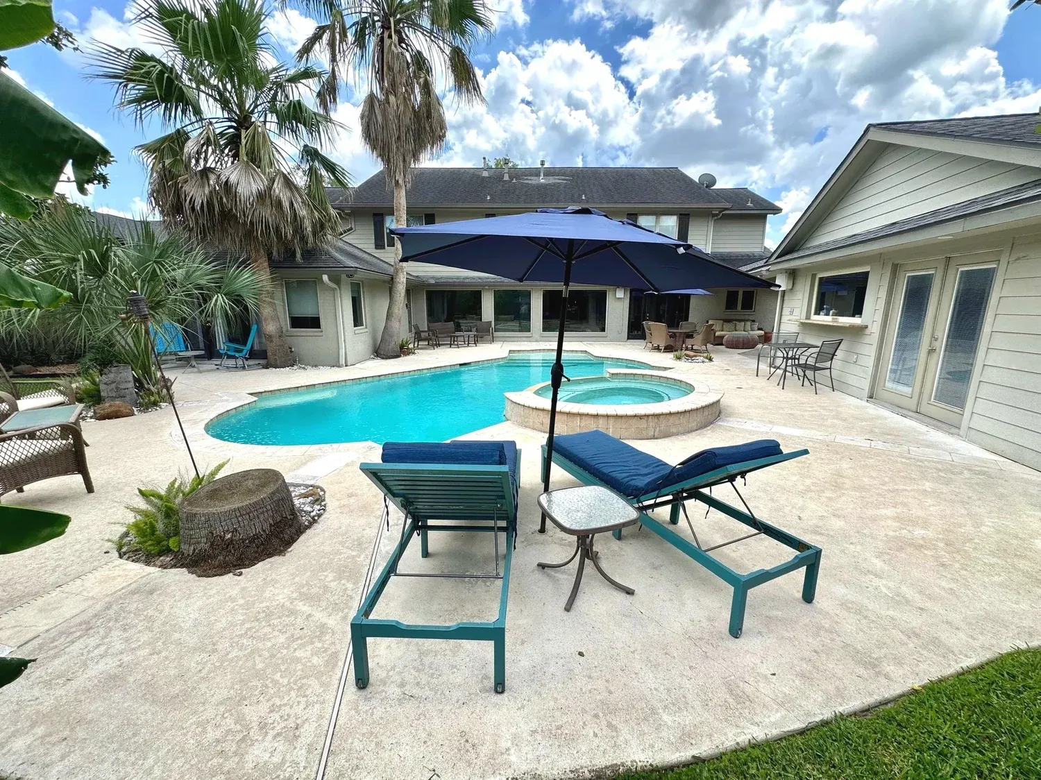 Casa Blanca exterior, furnished house in Texas Medical Center / Meyerland, Houston — Relocating to Houston
