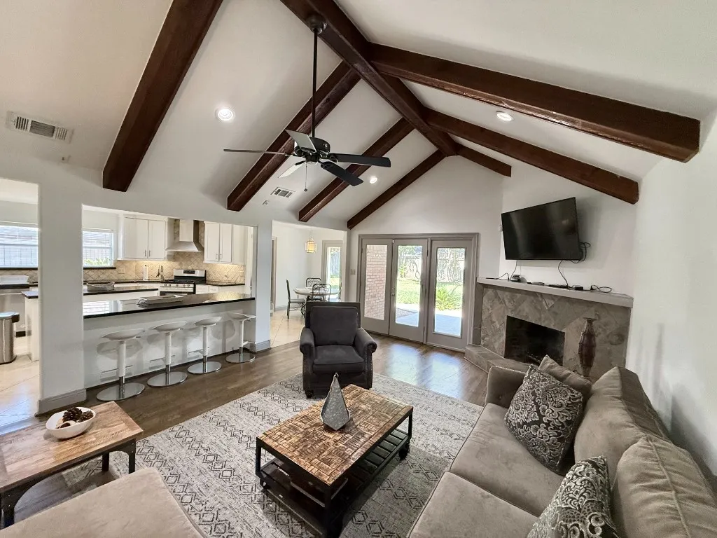 Serena Sun living room, furnished house in Texas Medical Center / Braeswood, Houston