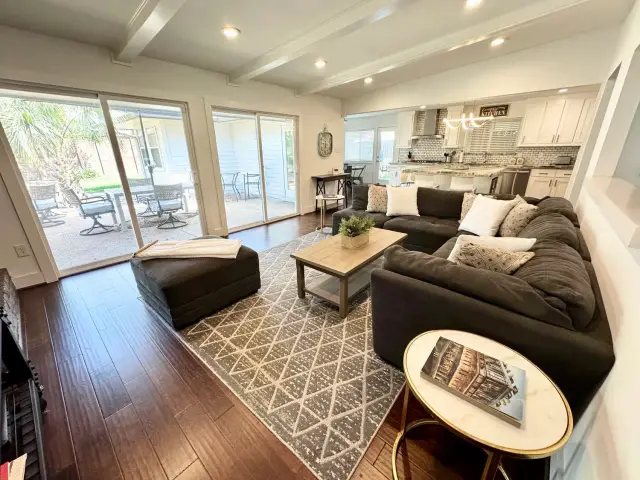 Venetia Grove living room, furnished house in Texas Medical Center / Meyerland, Houston — furnished rentals in Houston
