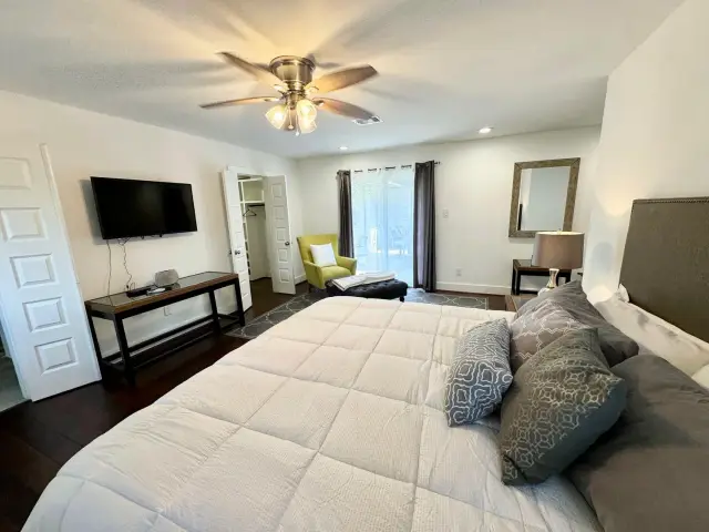 Venetia Grove primary bedroom, furnished house in Texas Medical Center / Meyerland, Houston — furnished rentals in Houston