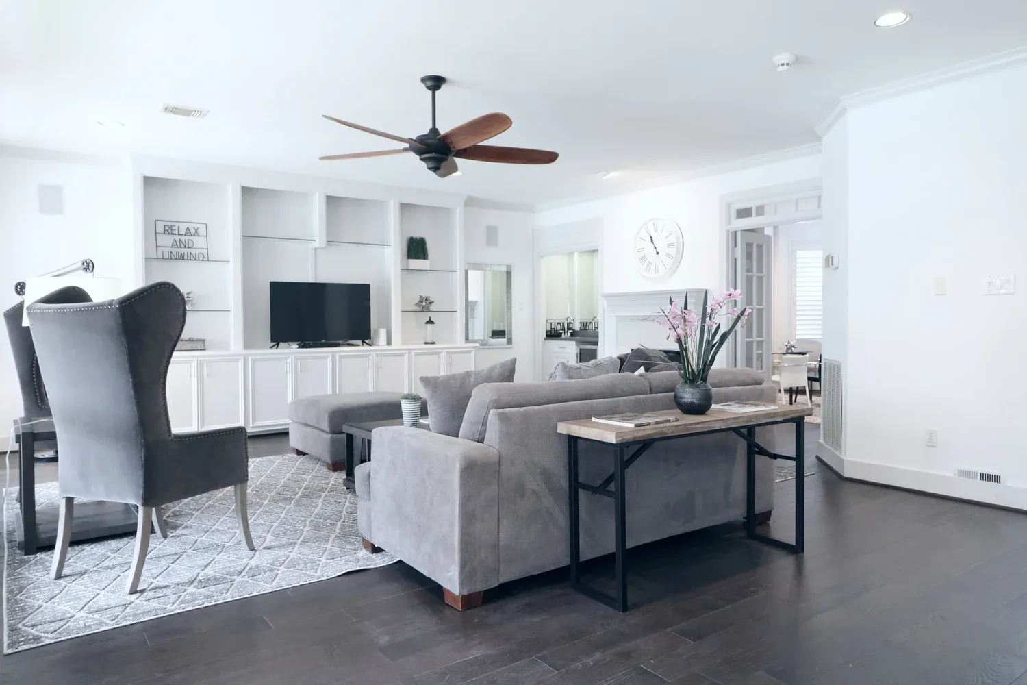Villa Capri living room, furnished house in Texas Medical Center / Bellaire, Houston — MD Anderson Cancer Center