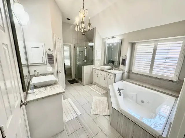 Villa Capri primary bathroom, furnished house in Texas Medical Center / Bellaire, Houston — furnished rentals in Houston