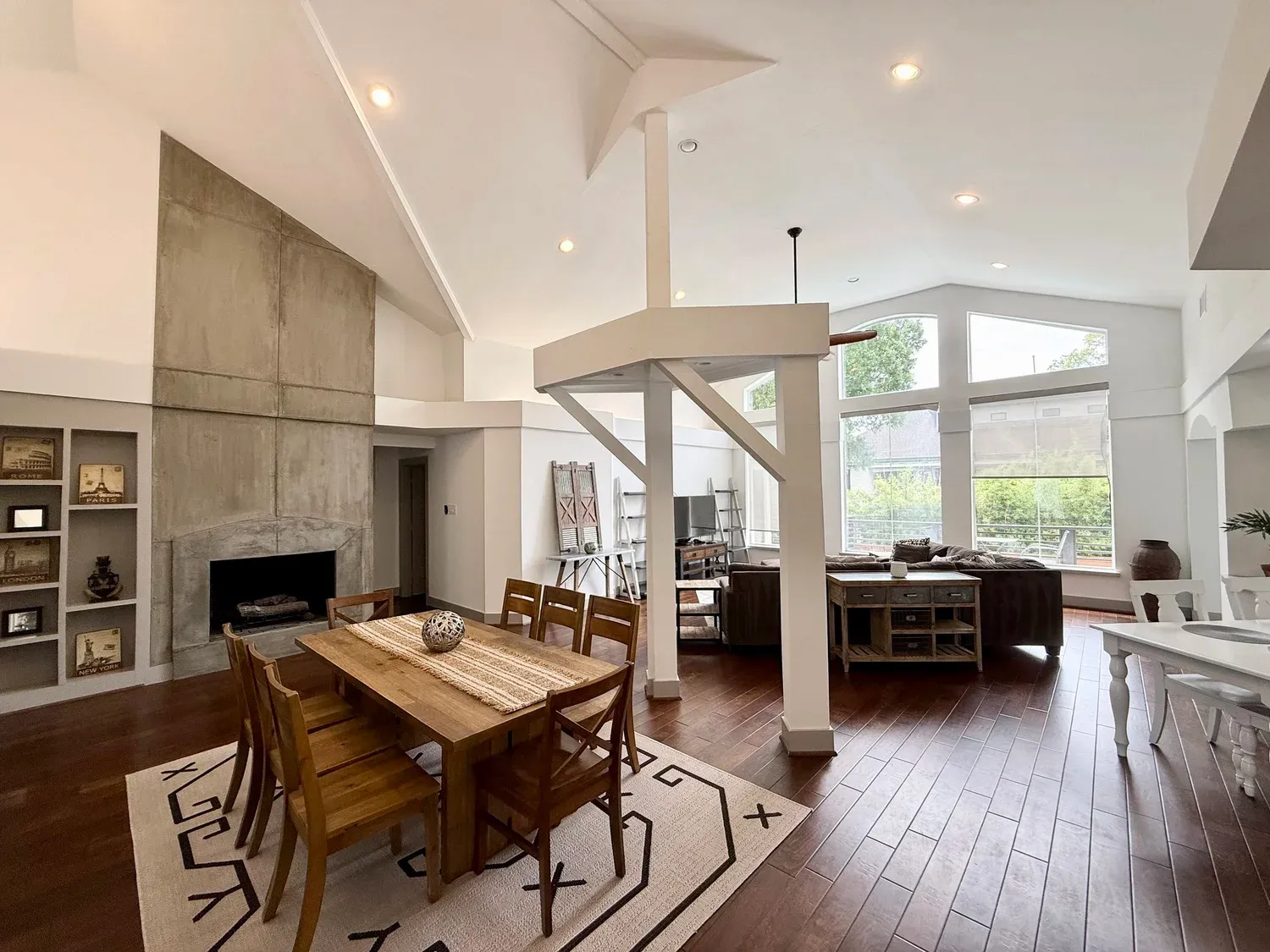 Villa Como dining room, furnished house in Medical Center / Meyerland, Houston