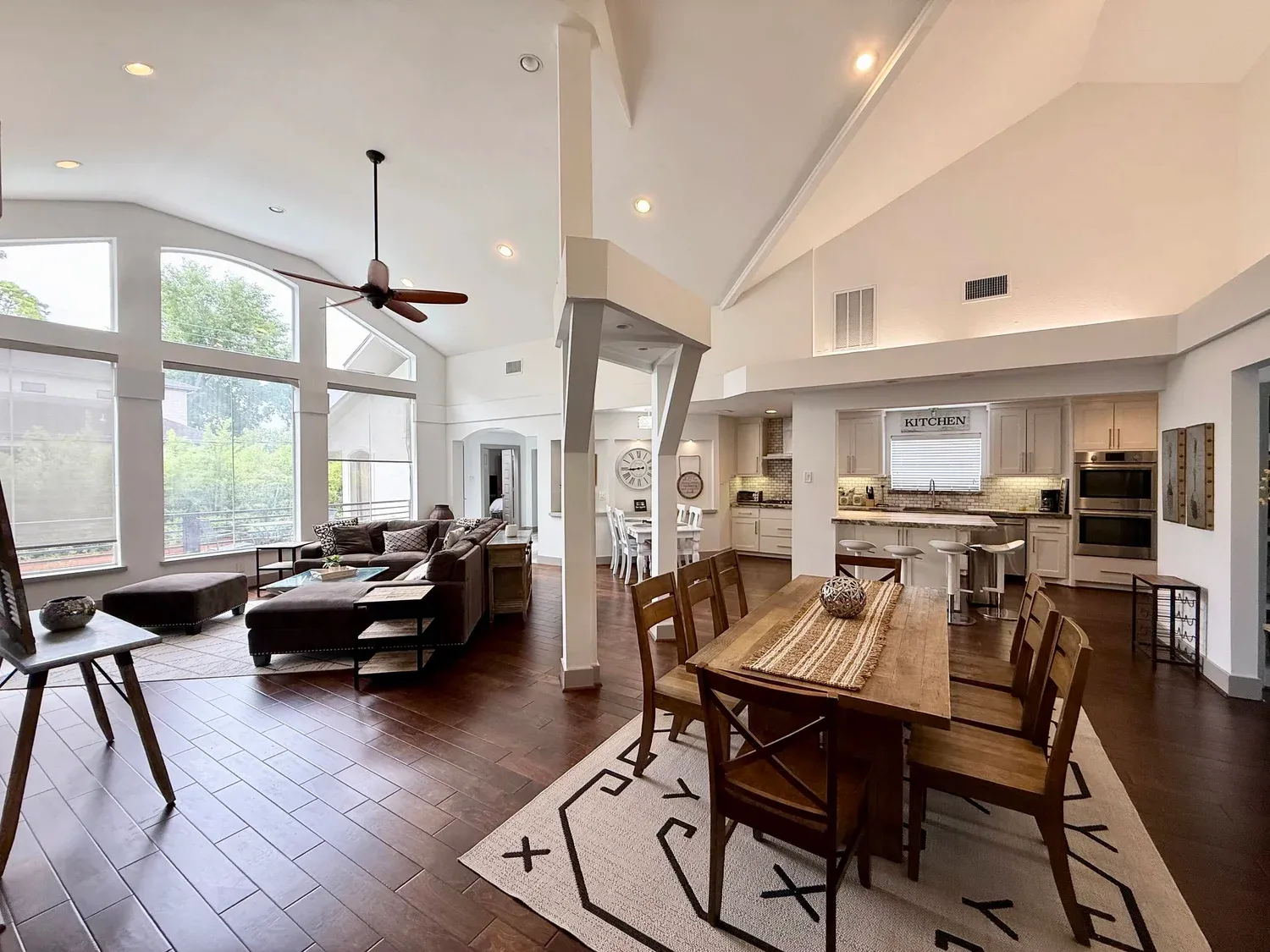 Villa Como dining room, furnished house in Medical Center / Meyerland, Houston