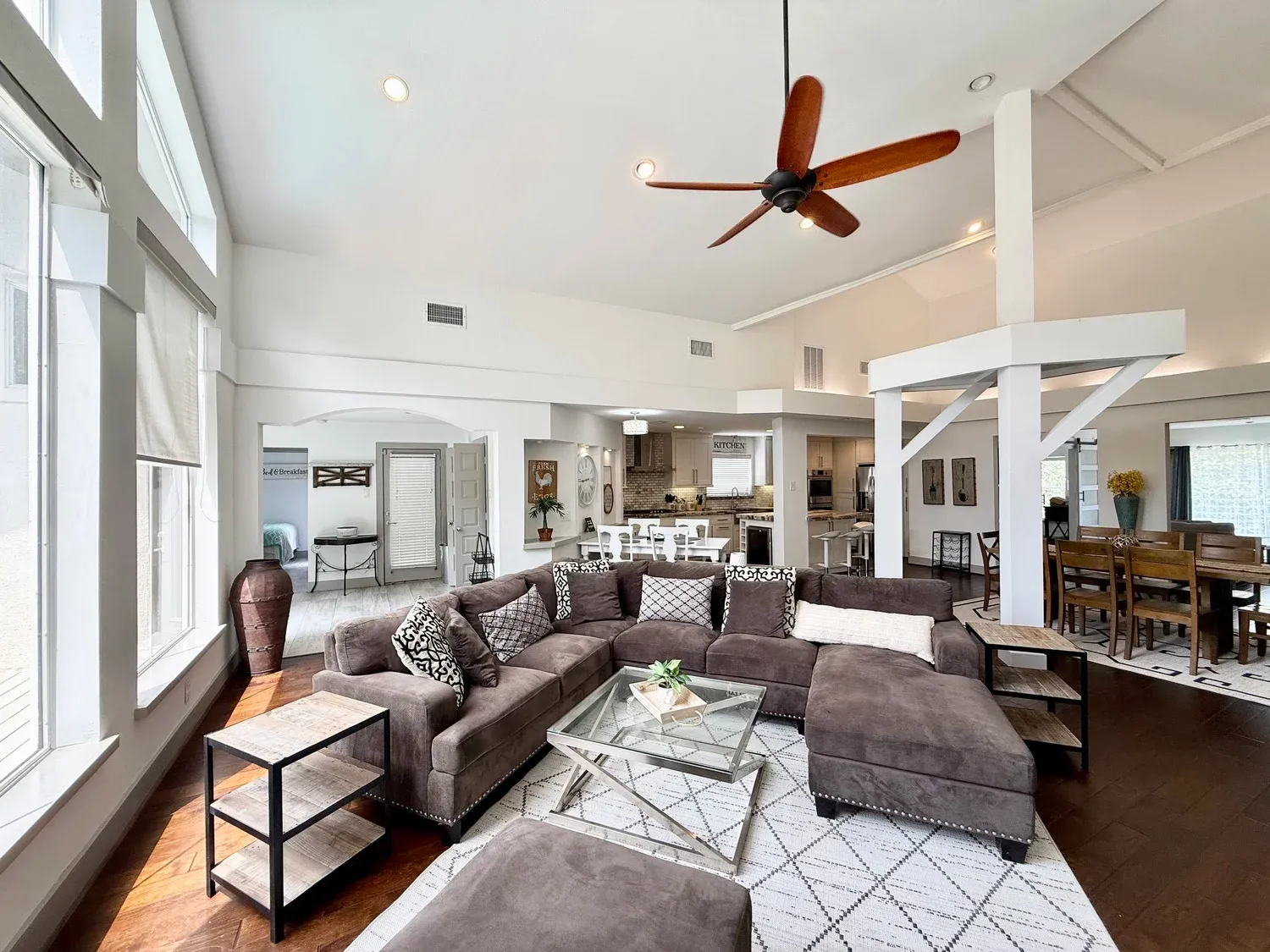 Villa Como living room, furnished house in Texas Medical Center / Meyerland, Houston