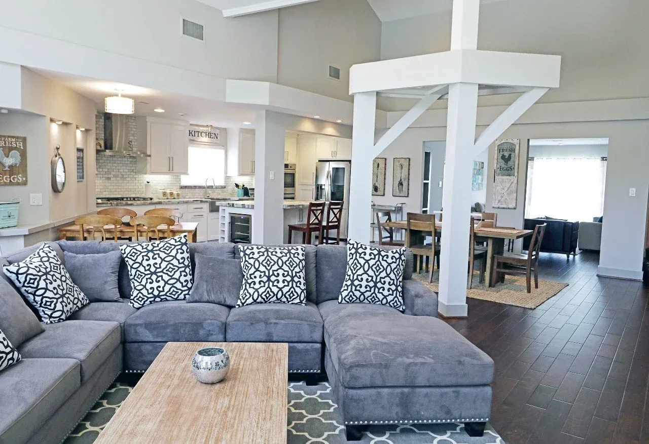 Monthly ALE Spend: Hotel vs. Luxurway Home (Family of 4)