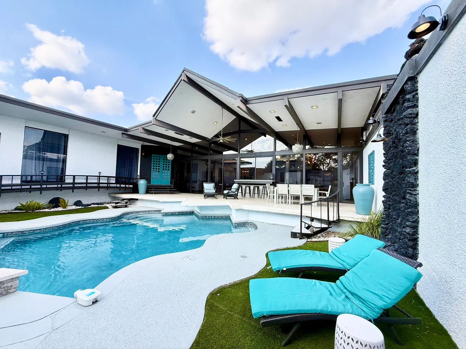 Villa Rica exterior, furnished house in Medical Center / Meyerland, Houston