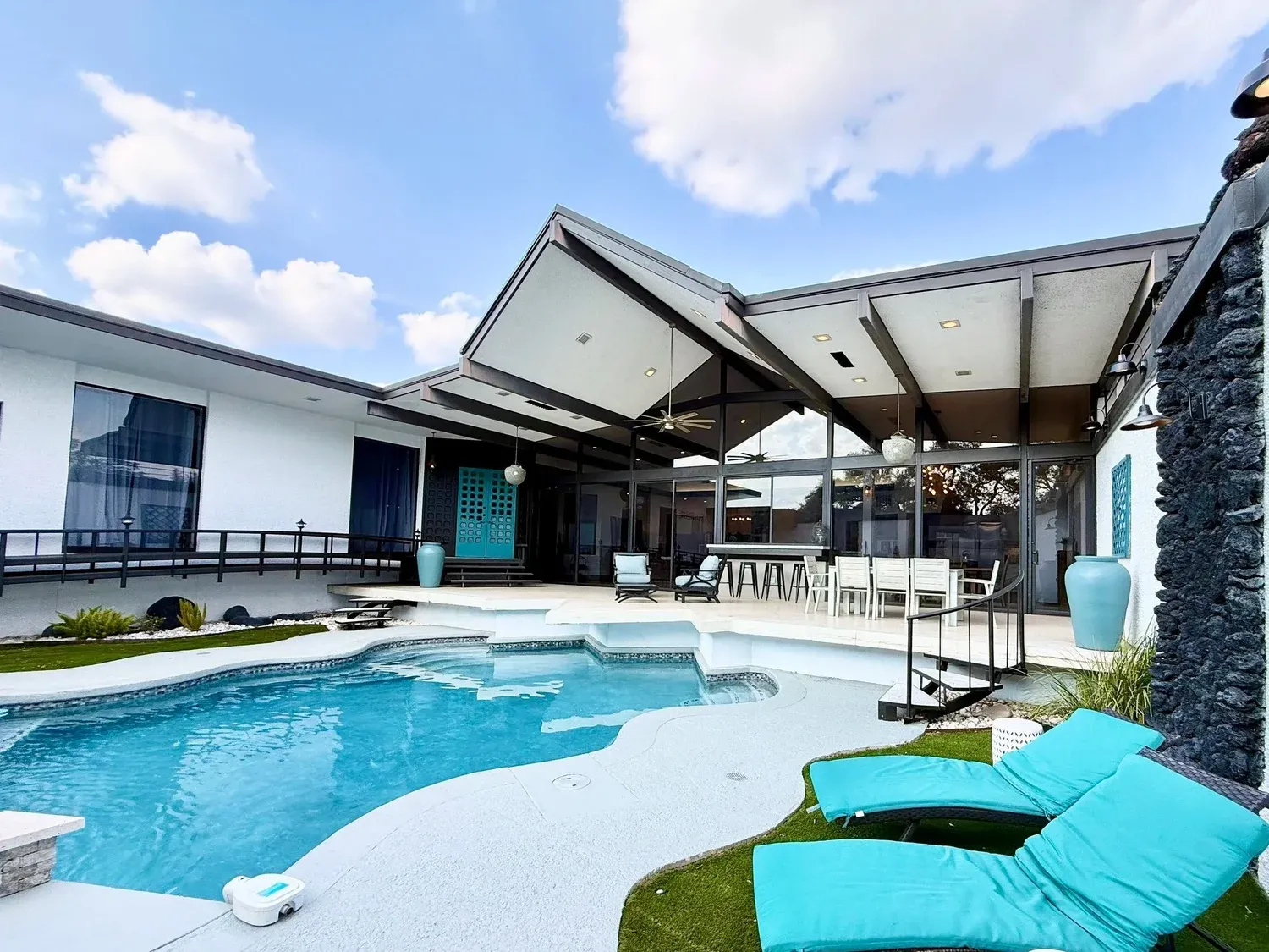 Villa Rica exterior, furnished house in Texas Medical Center / Meyerland, Houston