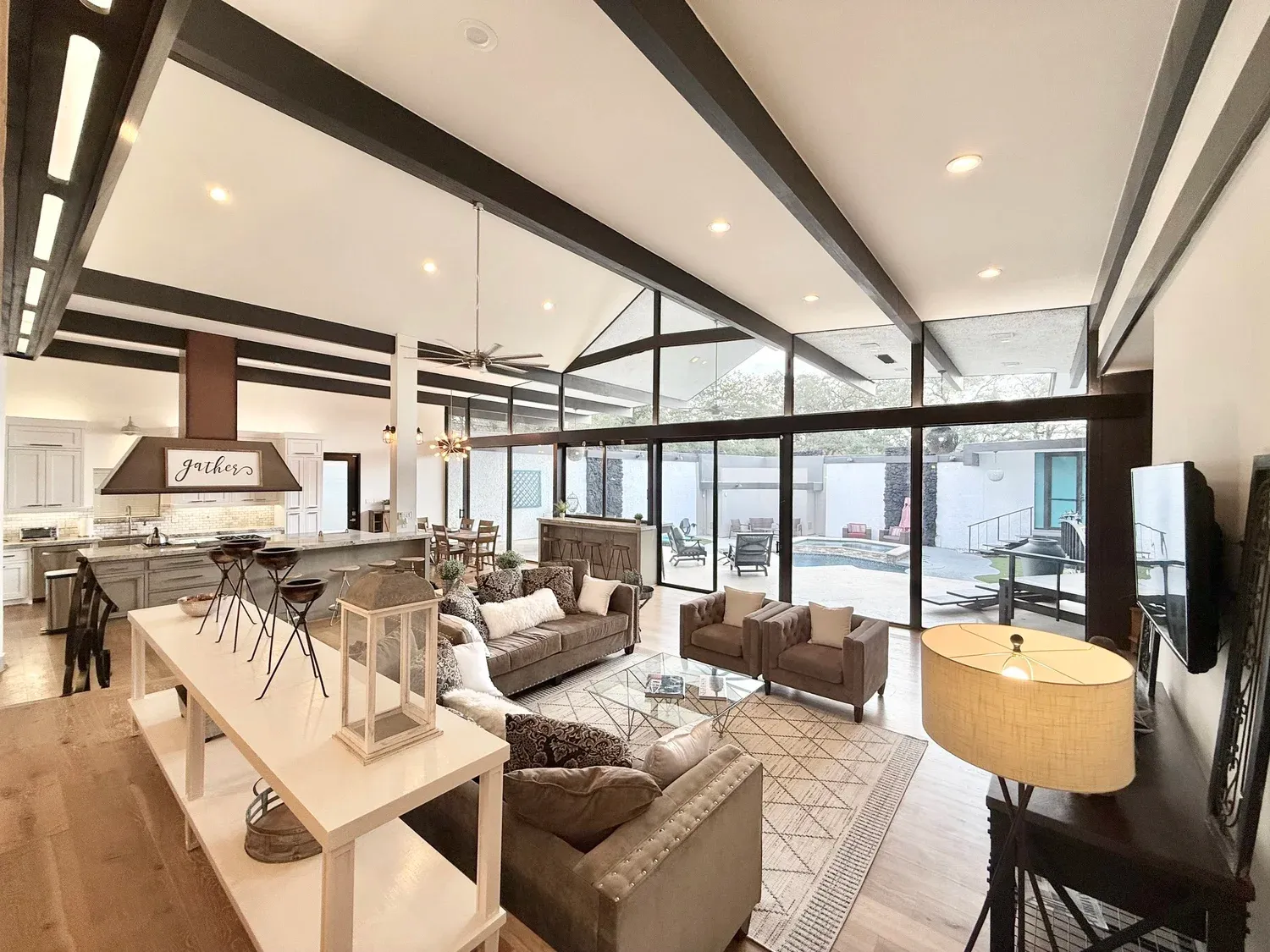 Villa Rica living room, furnished house in Texas Medical Center / Meyerland, Houston
