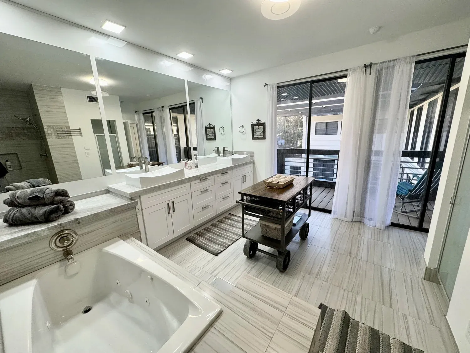 Villa Sorrento primary bathroom, furnished house in Texas Medical Center / West University, Houston